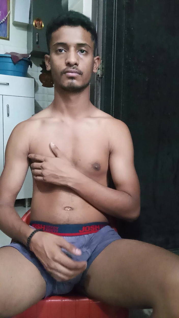 Curlyboy: Un giovane indiano che massaggia un grande in webcam