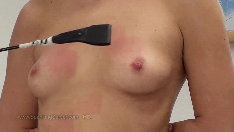 Spanking Server: Tyron látigo de pecho en clase
