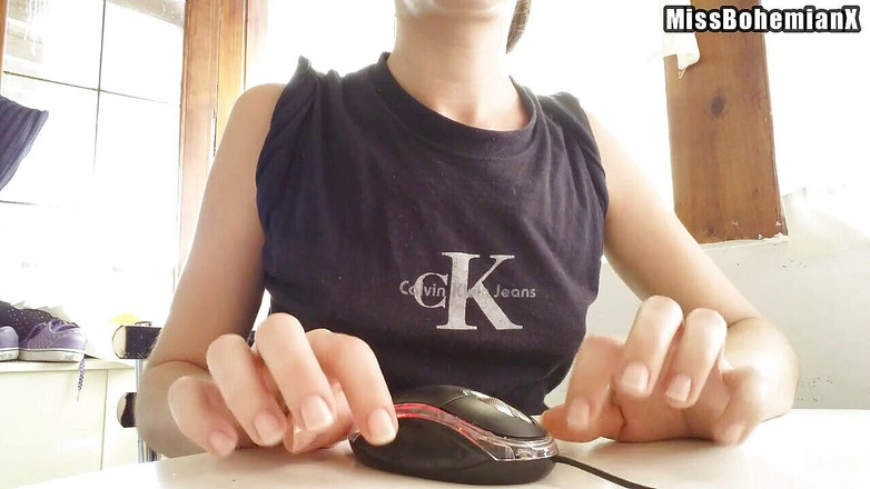 Miss Bohemian X: Нетерпеливое долбение ногтями во время работы над моим ноутбуком - MissBohemianX