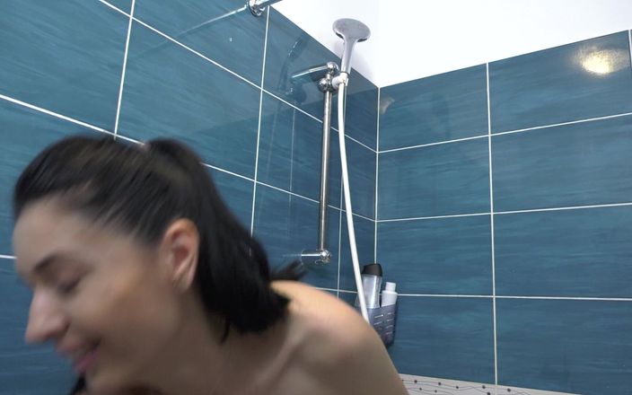 Best Amateur Sex: Tom tittar på kvinnan i duschen och får sedan knulla...