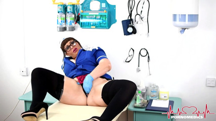Pornomedics: Esame ginecologico su infermiera in uniforme