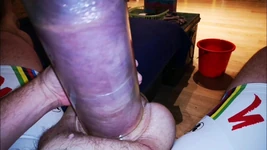 Taşaklarıma 2 litrelik glukoz ekledikten sonra silikon yarağı pompalıyorum