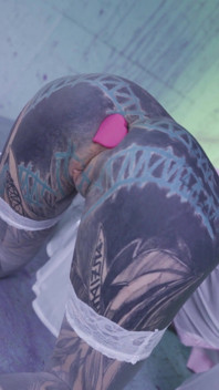 Chica tatuada con gafas y plug anal folla una polla tatuada, dp, facial