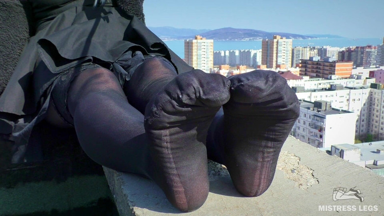 Mistress Legs: Godaan setinggi langit: cewek sange ini menggoda cowok kulit hitam...