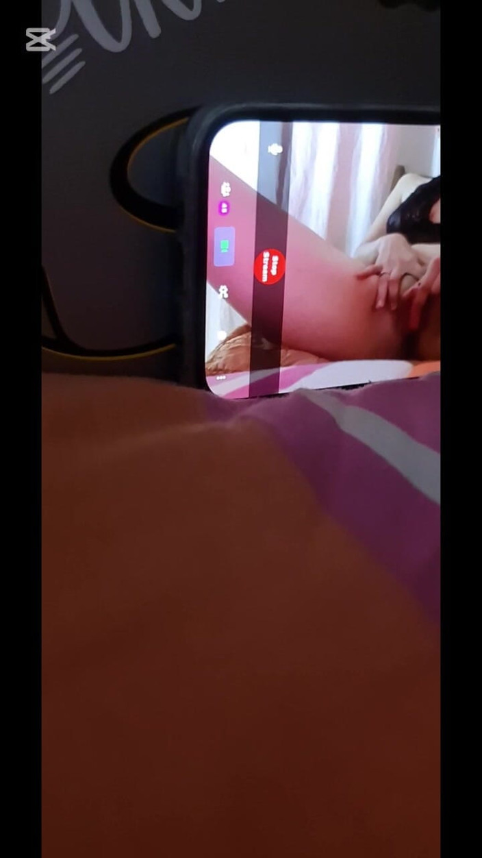 Jointqueen: Soțul chuckhole mă urmărește masturbându-mă în mod constant