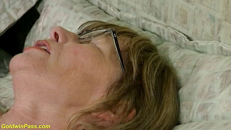 Goldwin pass: 女同性恋奶奶独自在家