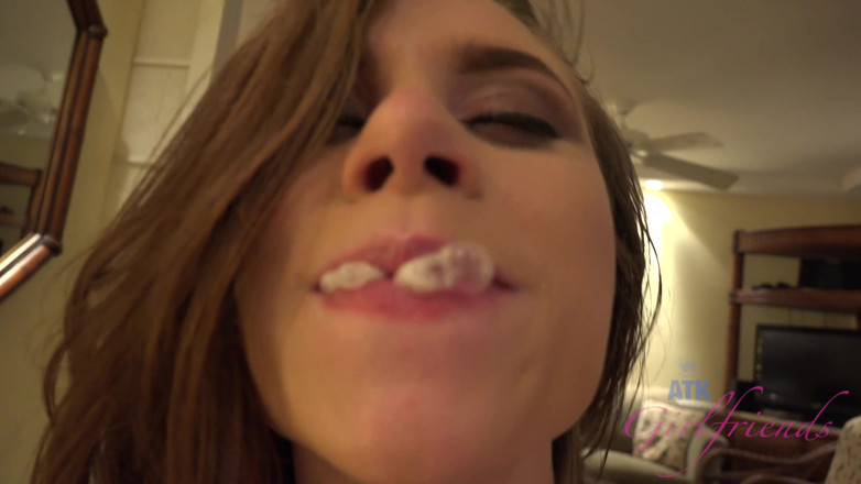 ATK Fans (Girlfriends): Anyas mund kommt runter zu deinem schwanz, um das ganze...