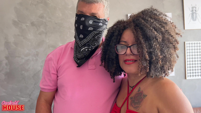 CuckoldHouse: Un homme cocu partage sa femme mature avec deux jeunes...