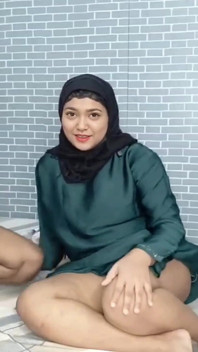 Une musulmane sexy se fait distraire après avoir vu la grosse bite du propriétaire