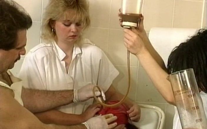 Pissing Experience: Kobieca niespodzianka złoty prysznic dla swoich gości # 5