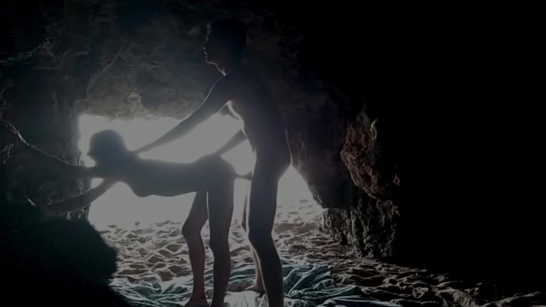 Magia Rosa: Couple recorded at the beach, inside the cave