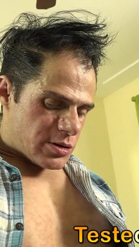 Kočka mě přistihne při masturbaci a pomáhá stříkat