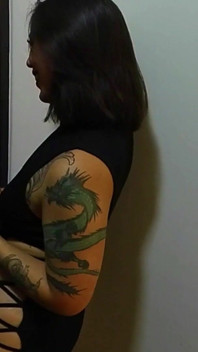 Sexy latina olha para mim enquanto faço xixi