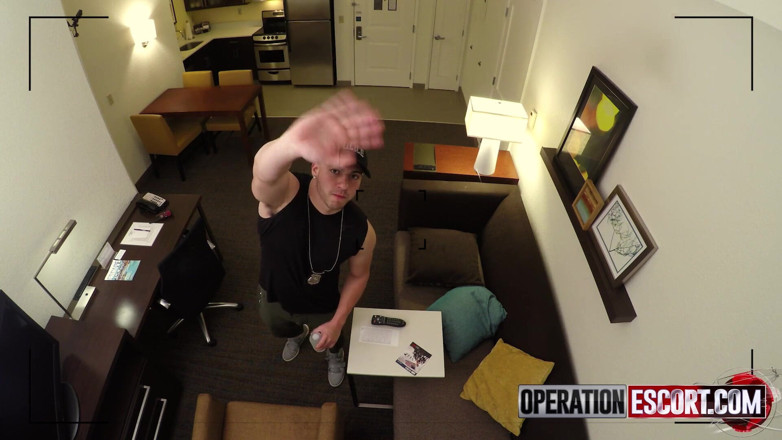 Operation Escort: Zadziorna mała dziwka Holly Hendrix przyłapana na nagabywania w hotelu