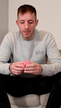 Pov - Tom Bakers verandert je in zijn goede kuisheidsmeisje