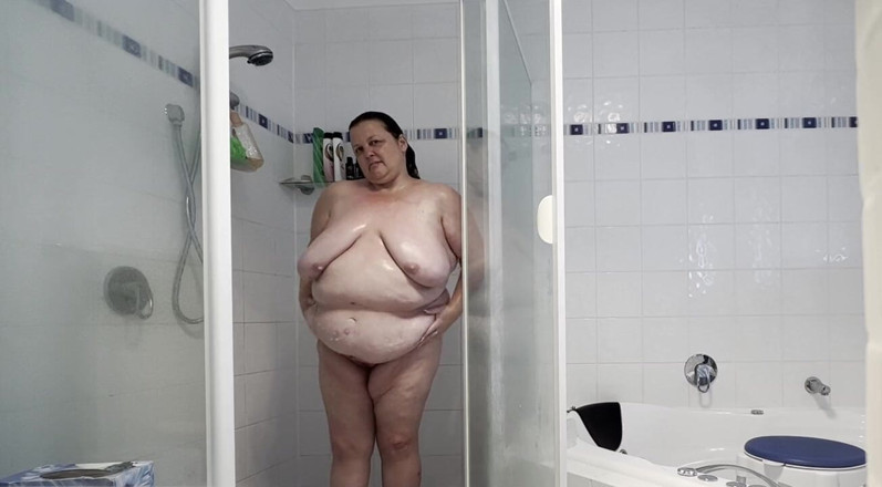 WeAreFukBunnies: Femme salope sous la douche