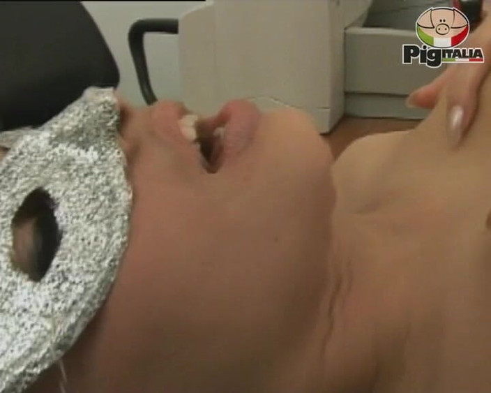 Pig Italia Official: Anca adalah pacar Giorgio saat ini yang, dengan wajah malaikatnya,...