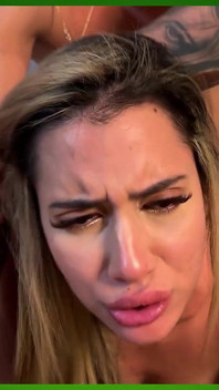 Descobri minha linda meia-irmã de bunda grande com buceta perfeita se masturbando na Habiration e decidi foder a buceta rica dela