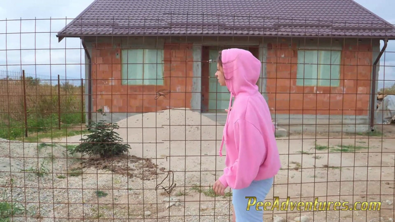 Pee Adventures: Awek hipster menukar pakaian basah dan kencing di luar rumah