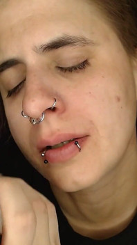 Nas extrem suge o mizerie groasă