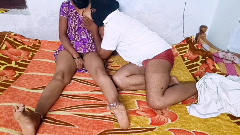Desihotcouple: Bini india panas menghisap buah dada buatan sendiri, menjilat pepek,...