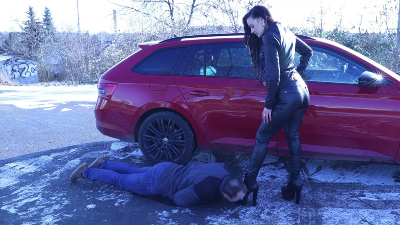 Czech Soles - foot fetish content: Schiavo delle pulizie dello pubblico che guadagna la sua paga