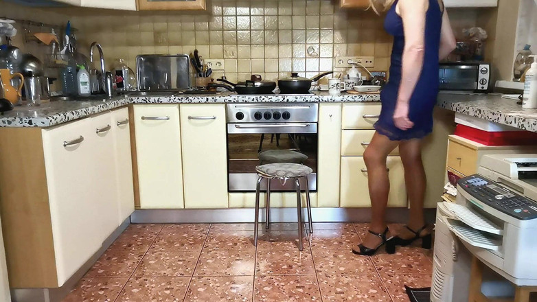 Sissy Cummy Lingerie: Michelle Ernandes gör en webbshow för ett nygift par
