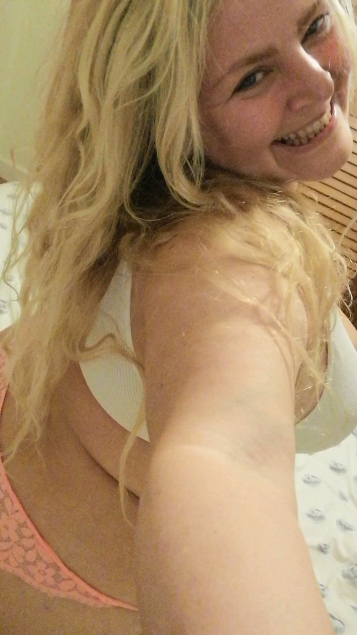 Kitty Queen: Blond MILF Kitty Queen i sin orange rem, twerking och...