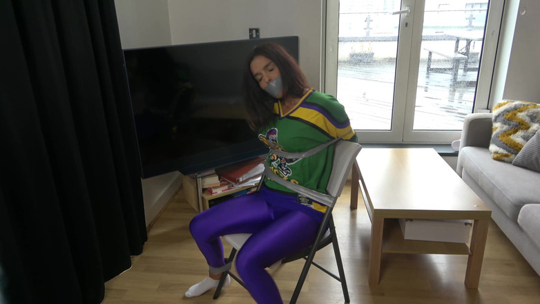 Latina Fetish: Latina in: Člen hokejového týmu přilepený na židli a roubíkem! (4k)