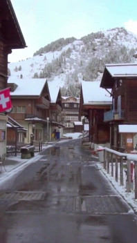 Otrogen fru med stora tuttar suger kuk och får impregnering creampie från främling på hennes smekmånad i Schweiz
