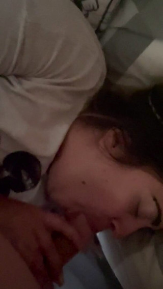 Filthy British Couple: İngiliz amatör iri güzel sürtük evli kadın sakso çekiyor ve edepsizce...