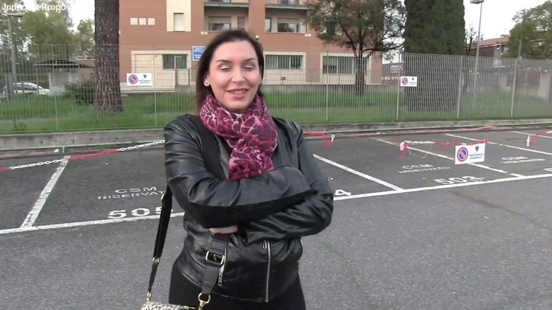 Indecent proposal: 卑猥なプロポーズ - イタリアの曲線美の熟女が卑猥なプロポーズを受け入れ、彼女の尻を叩かれる - 英語字幕