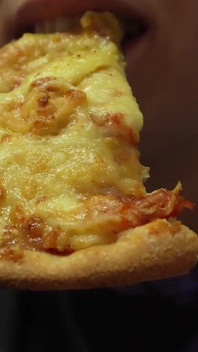 La cena gigantessa della pizza prende un turno selvaggio minuscolo diventa il condimento