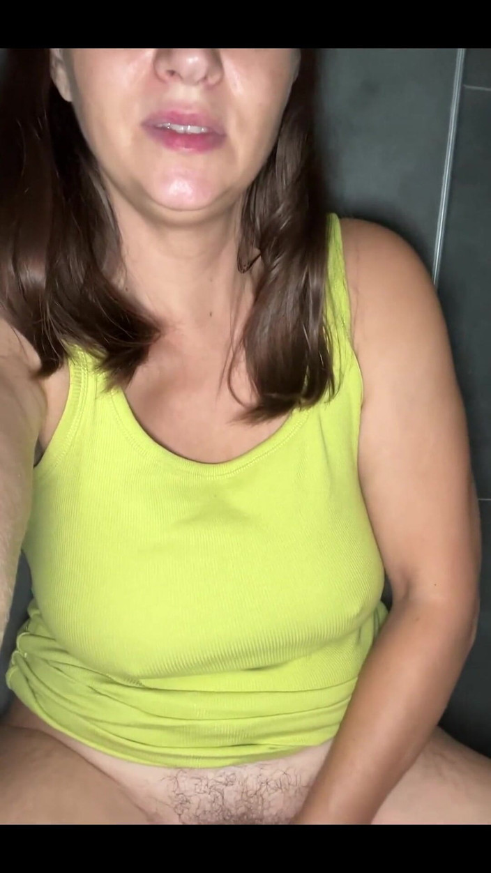 Crypto Mommy: बीबी, मैं अपने सुबह के शौचालय में आपके चेहरे को बिडेट के रूप में उपयोग करना चाहता हूं!