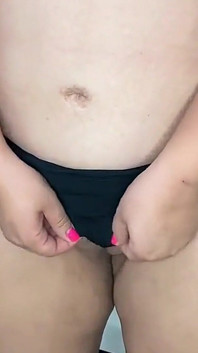 거대한 둥근 엉덩이를 가진 새엄마가 곡선을 보여줌 1