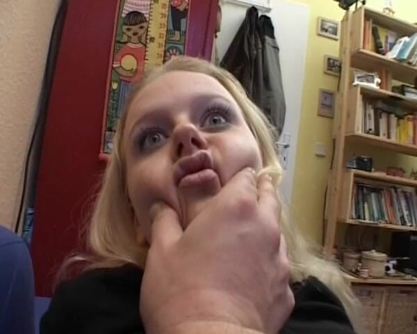 Deutsche XXX Filme: Gagica blondă germană este futută tare după câteva băuturi