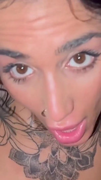 Hamile dövmeli orta yaşlı seksi kadın buharlı saunada bir gecelik ilişkide yabancıyı boşaltıyor