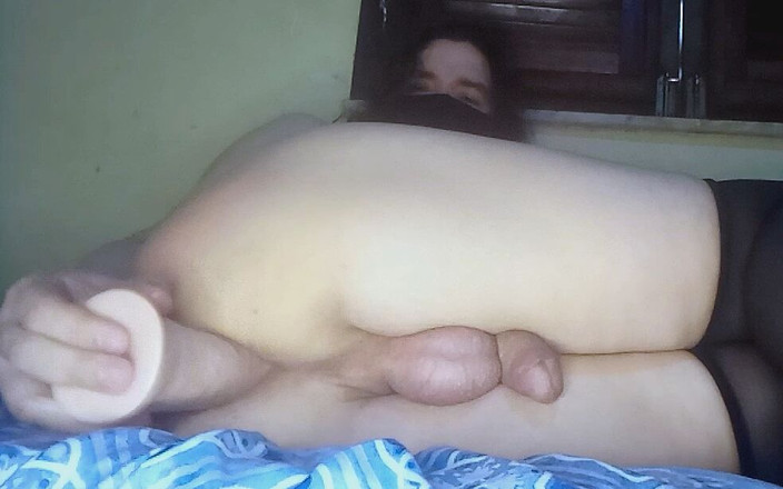 uekhui: Une tapette vêtue de bas joue avec un gode