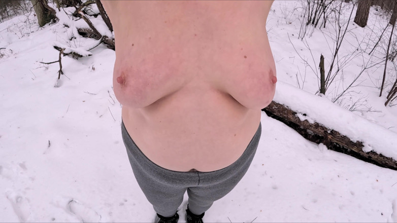 Bouncy Tits Action: Tetek bogel berkongkek keras di hutan musim sejuk