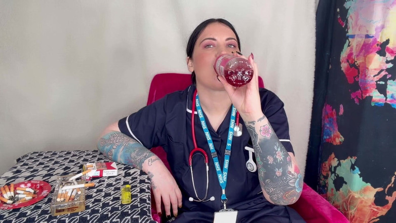 MissFFW: Sjuksköterska Ffw röker flera cigaretter samtidigt