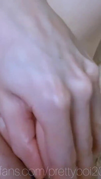 거대한 딜도로 엉덩이를 벌리는 트랜스 펨보이