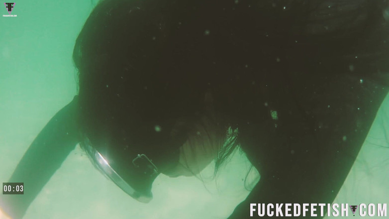 Fucked fetish: Kostenlose tauchflossen unter offenem meer, sexy latina-göttin