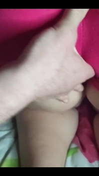 รูหีคุณนายหวานในกางเกงขาสั้นสีชมพูโดนนิ้ว