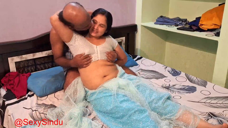 Sexy sindu: Indyjski seks Bhabhi w Sari z 50-letnim mężczyzną