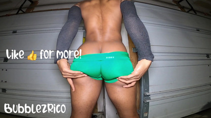 Bubble_butt_babe: Femboy s velkým zadem plácá zadek