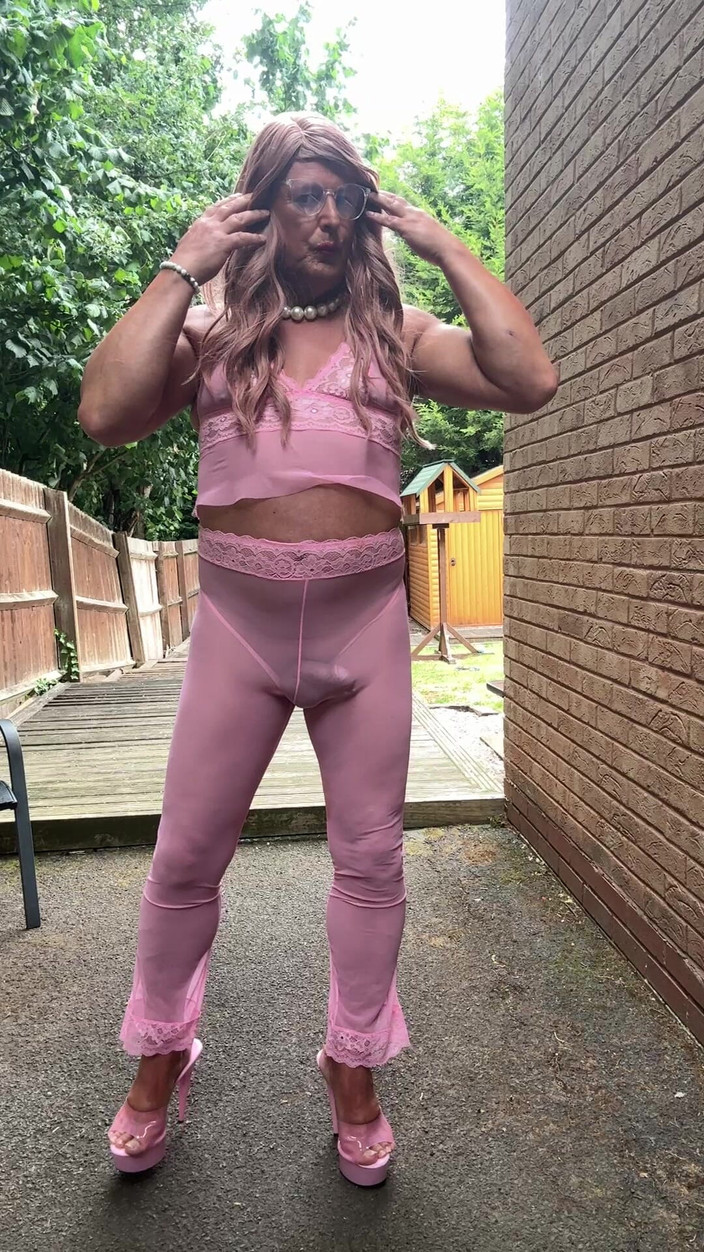 Kellycd2022: La sexy travestita kellycd2022 in abito rosa e tacchi