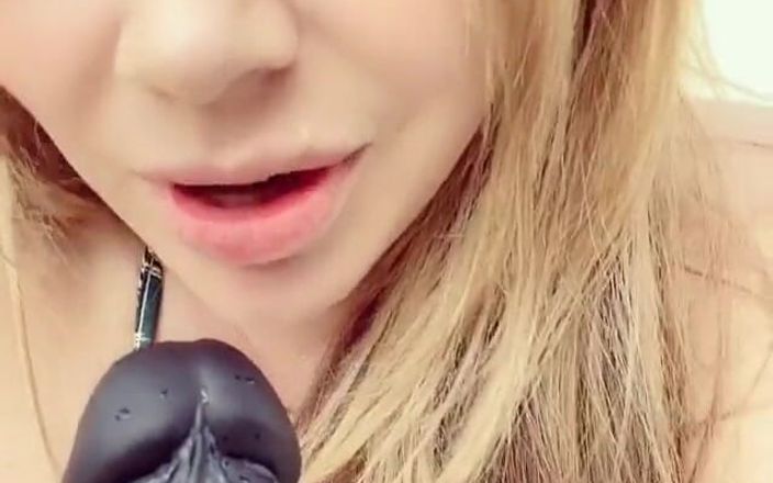Alicia Rhodes: Pequena banheira de hidromassagem negociando em topless hoje