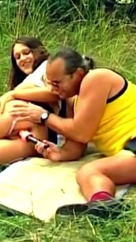 Bruneta matură devorează pula în aer liber frenezie cu degetul
