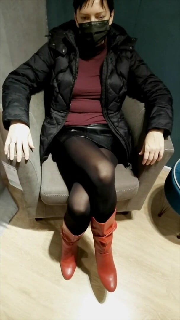 Mature_cunt: Alışveriş merkezinde bacak bacak üstüne orgazm