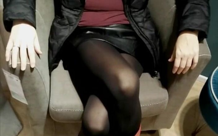 Mature cunt: Orgasme avec des jambes croisées dans un centre commercial